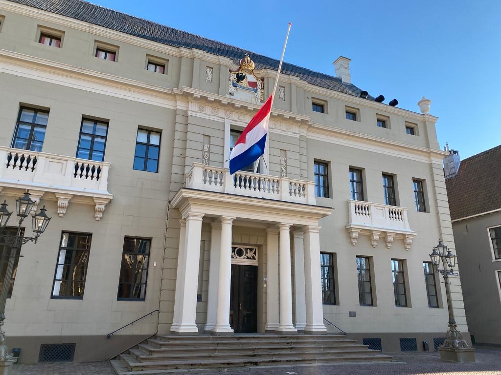 Vlag halfstok in Deventer