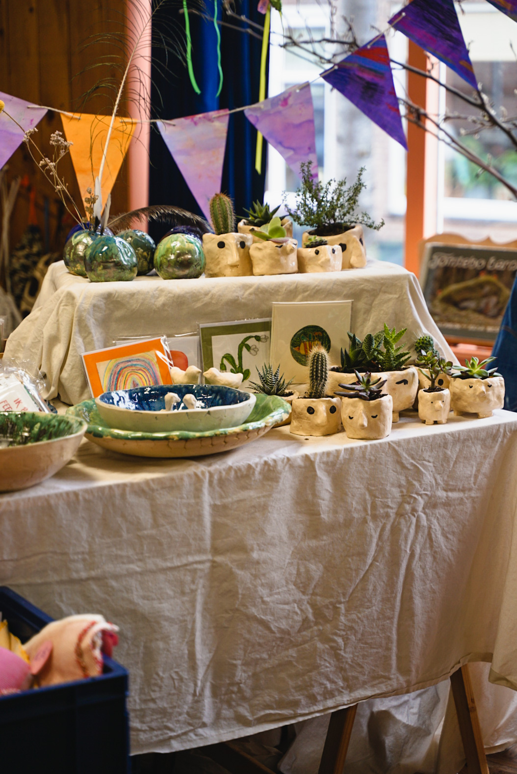 Shoppen op de jaarmarkt van de Vrije School