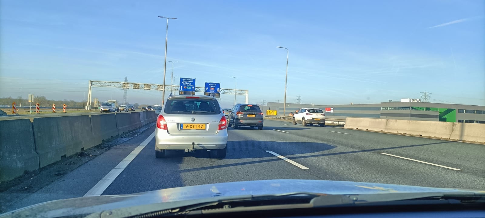 Verkeer op A1 tijdelijk over parallelbaan op knooppunt Beekbergen