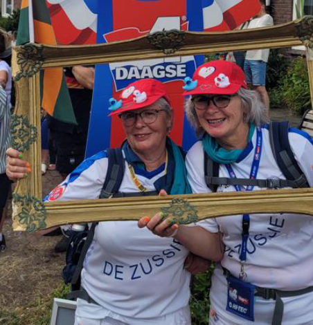 Twee zussen uit Deventer lopen voor 10e keer Nijmeegse Vierdaagse