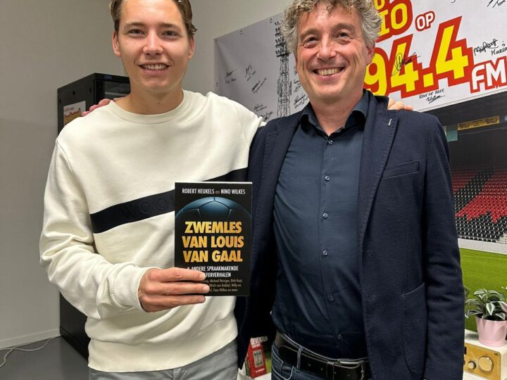 Nieuw boek Robert Heukels overhandigd aan Evert Linthorst bij Koekstad FM