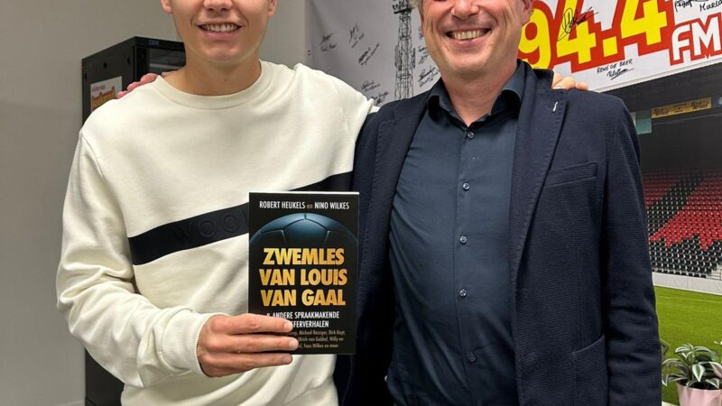 Nieuw boek Robert Heukels overhandigd aan Evert Linthorst bij Koekstad FM